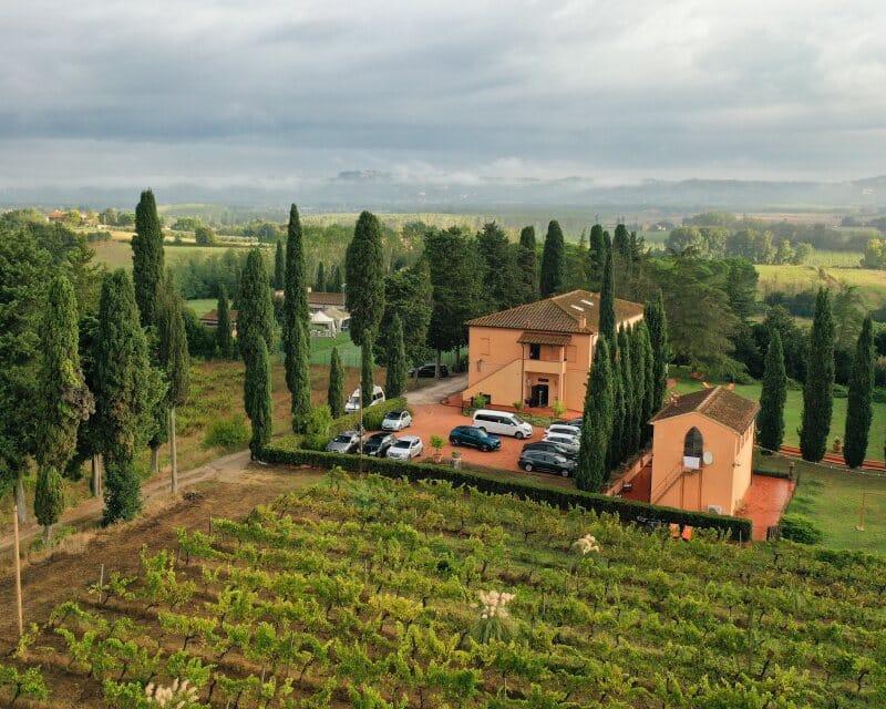 Toscanizzazione widok na winnice i agroturysyke