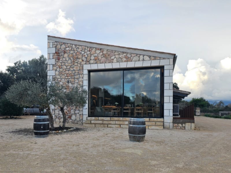 W wywiadzie dla enoradio Walter opowiada o tym, jak stworzyli małą, ręcznie prowadzoną bodegę na Majorce – od doboru odmian, przez pracę na winnicy i w winiarni (chłodzenie zbiorów, delikatna filtracja, ograniczone siarkowanie, dojrzewanie w francuskich beczkach), po eksperymenty w stylu amarone z podsuszanych gron Merlota. To historia o tym, jak rodzinne wspomnienia, świadome rolnictwo i majorkański mikroklimat spotykają się w szczerych, niewymuszonych winach Los Dos Caballeros.